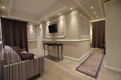 Suite | Living area | TV