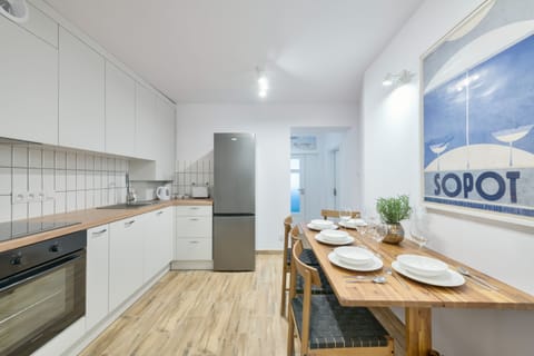 Apartment, Non Smoking | Private kitchen | Fridge, oven, stovetop, dishwasher