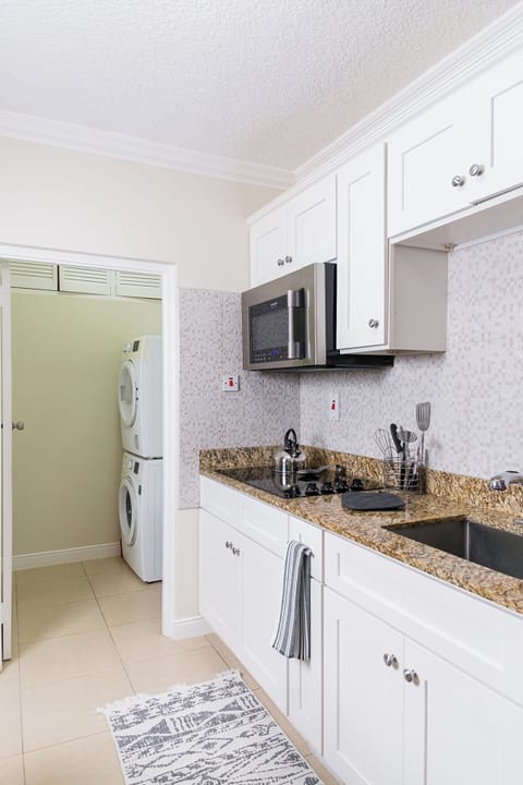 Apartment | Private kitchen | Fridge, microwave, oven, stovetop