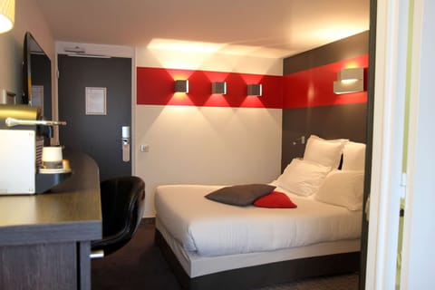 Premium Room, 1 Double Bed | In-room safe, desk, soundproofing, free WiFi