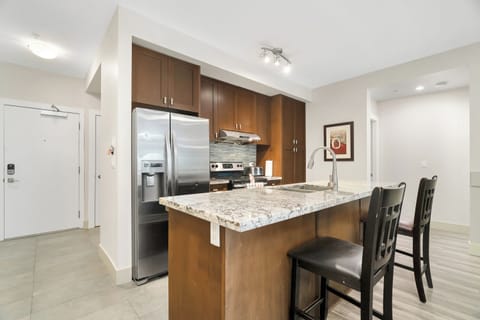 Classic Apartment, Lake View | Private kitchen | Fridge, microwave, oven, stovetop