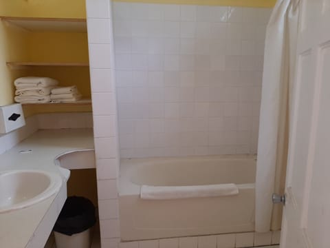 Standard Room, Garden View | Bathroom | Towels