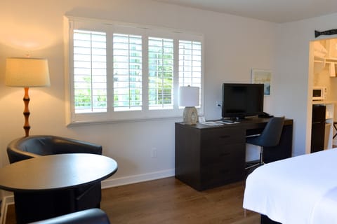 Standard Room, 1 King Bed, Refrigerator & Microwave | Living area | Flat-screen TV