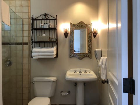 King with Park View 204 | Bathroom | Shower, free toiletries, hair dryer, towels