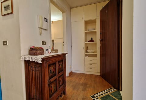 Main entrance of a spacious apartment in Viareggio: suitable for families or small groups.