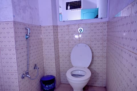 Double Room, City View | Bathroom | Shower, towels, soap, shampoo