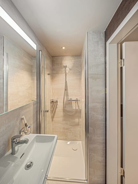 Standard Double Room | Bathroom | Shower, hair dryer, slippers, towels