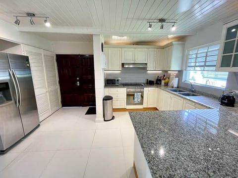 House, 3 Bedrooms | Private kitchen | Fridge, oven, coffee/tea maker