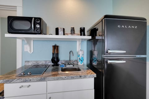 Junior Studio Suite, 2 Queen Beds, Kitchenette | Private kitchenette | Fridge, microwave, coffee/tea maker