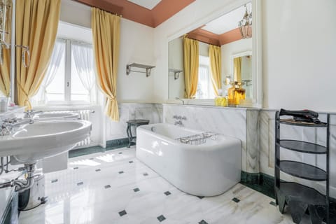 JUNIOR SUITE DELUXE - LUCIA | Bathroom | Combined shower/tub, hair dryer, slippers, bidet