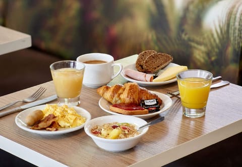 Daily buffet breakfast (EUR 11.5 per person)