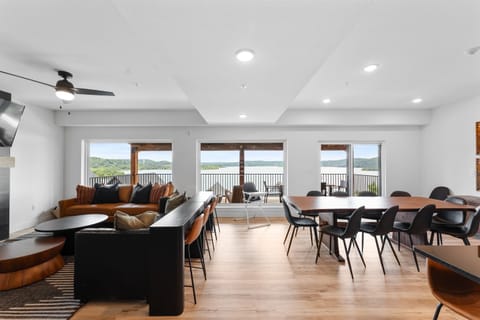 You won’t miss a single sunset—check out these lake views from the couch or kitchen!