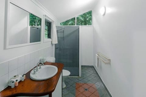 Loft, Garden View | Bathroom | Shower, free toiletries, hair dryer, towels