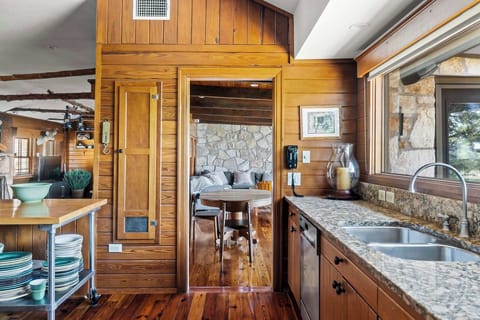 Middle Cabin Full Kitchen