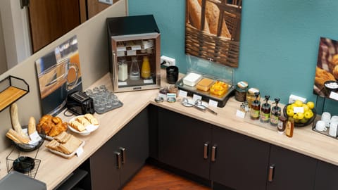 Daily buffet breakfast (EUR 7.9 per person)