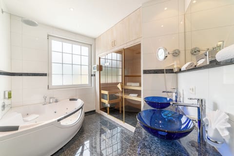 Presidential Suite | Bathroom | Free toiletries, hair dryer, bathrobes, towels