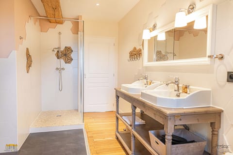 Family Suite, Park View | Bathroom | Slippers