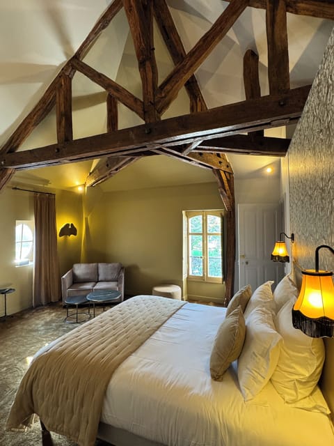 Traditional Suite | In-room safe, iron/ironing board, free WiFi