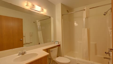 Standard Double Room | Bathroom | Combined shower/tub, towels