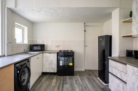 House | Private kitchen | Fridge, microwave, oven, stovetop