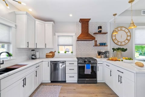 Chef-Ready, Guest-Friendly – Whip up full meals or quick bites with ease—everything you need is right where you’d want it.