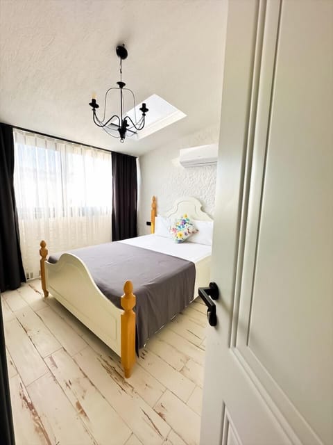 Deluxe Suite, Courtyard View | Iron/ironing board, free WiFi, bed sheets