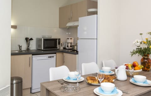 Whip up a tasty snack in the kitchenette!