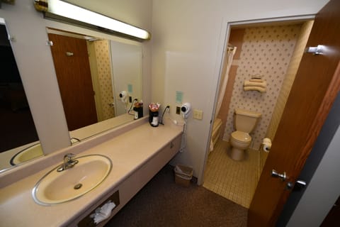 1 Queen Bed Smoking | Bathroom | Combined shower/tub, hair dryer, towels