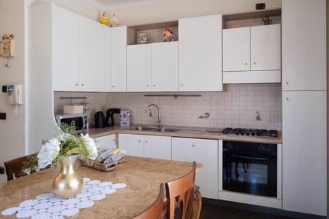 Deluxe Apartment | Private kitchen | Full-size fridge, microwave, oven, stovetop