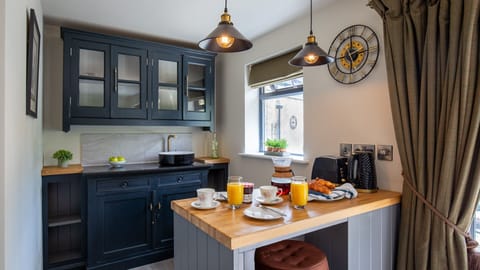 Kitchenette, Sweetslade Cottage, Bolthole Retreats