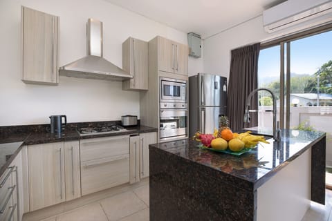 Design Villa, 3 Bedrooms, Garden View | Private kitchen | Electric kettle