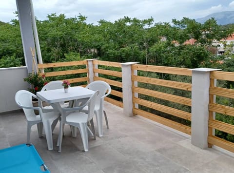 Apartment (FreeMe Apartment - One Bedroom Apartm) | Balcony