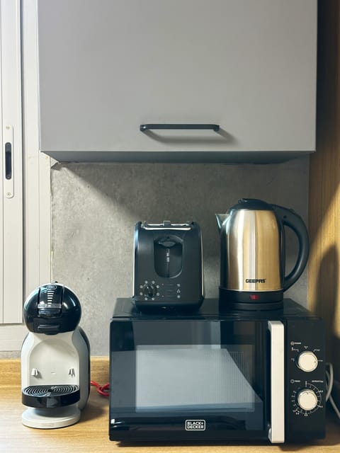 Luxury Studio, City View | Microwave