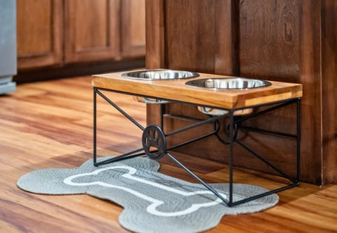 Keep your pets happy with our thoughtfully designed feeding station, featuring raised bowls and a cute mat