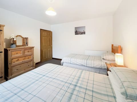 Twin bedroom | Cairnsmore Cottage - Barrhill Farm Holidays, Newton Stewart