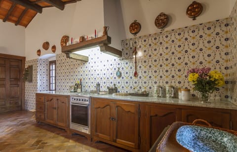 Cabinetry, Countertop, Property, Furniture, Sink, Tap, Building, Bathroom Cabinet, Kitchen, Wood