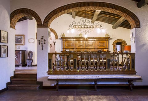 Wood, Building, Symmetry, Baluster, Ceiling, Font, Hardwood, Arch, Wood Stain, Flooring