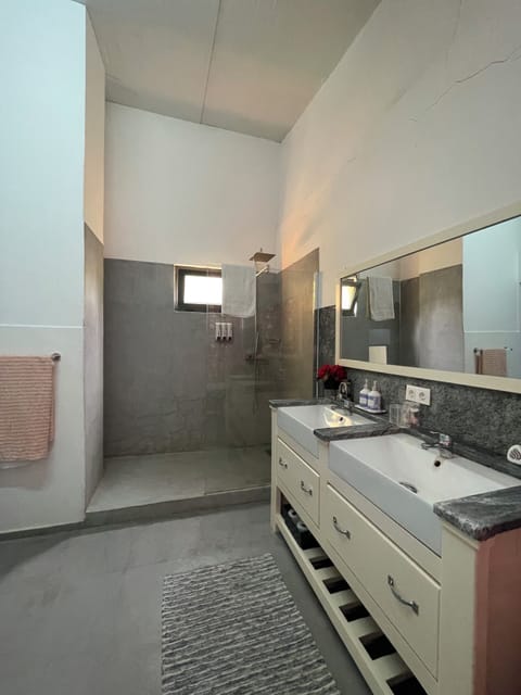 Suite, 1 Queen Bed | Bathroom