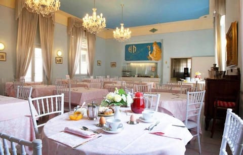 Room, 1 Bedroom, Smoking, Balcony | Dining room