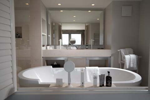 Signature Double or Twin Room | Bathroom | Free toiletries, hair dryer, bathrobes, slippers