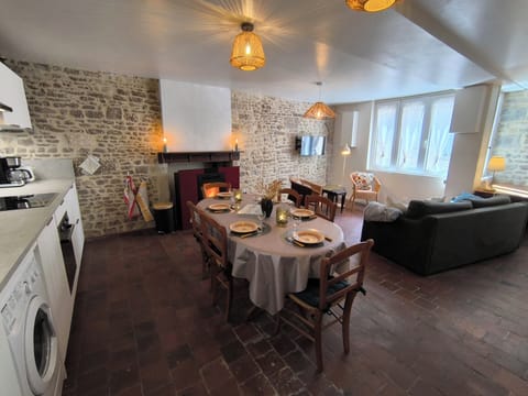 Family Apartment, Courtyard View | Living area