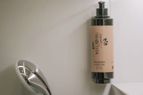 Luxury Suite, Sea View | Bathroom | Free toiletries, hair dryer, slippers, towels