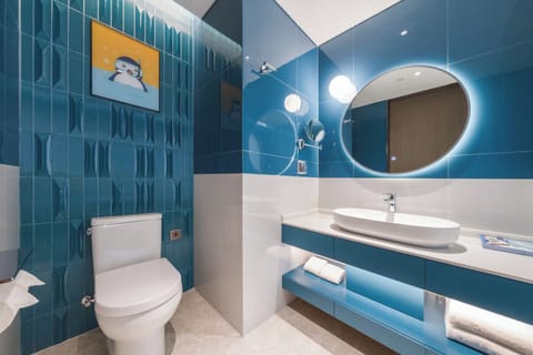 Panorama Penguin Twin Room | Bathroom | Shower, rainfall showerhead, free toiletries, hair dryer