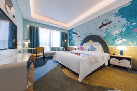 Panorama Penguin Twin Room | Premium bedding, minibar, in-room safe, individually decorated