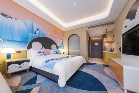 Panorama Penguin Twin Room | Premium bedding, minibar, in-room safe, individually decorated