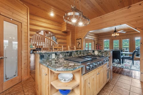 Kitchen with high-end finishes