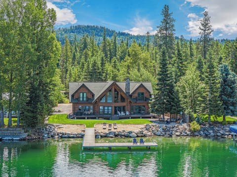 Beautiful waterfront log home in Sagle idaho