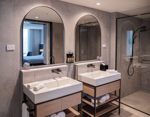 Bravo Suite | Bathroom | Free toiletries, hair dryer, towels, soap