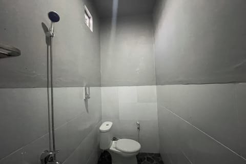 Standard Double Room | Bathroom | Shower, rainfall showerhead, slippers, bidet