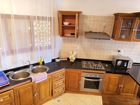 Comfort Apartment | Private kitchen | Fridge, cookware/dishes/utensils, dining tables